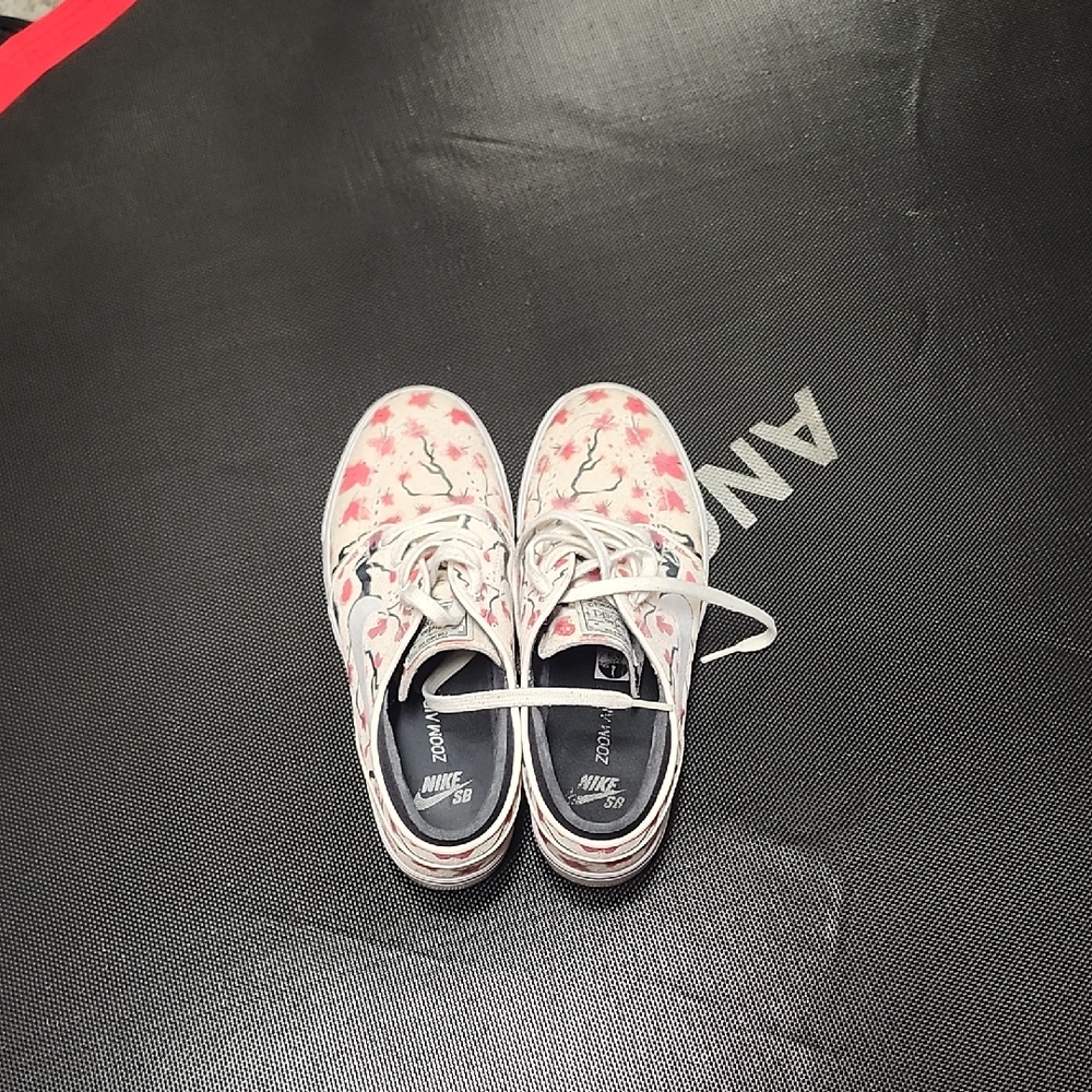 Mens Nike Pink and White Patterned Shoes